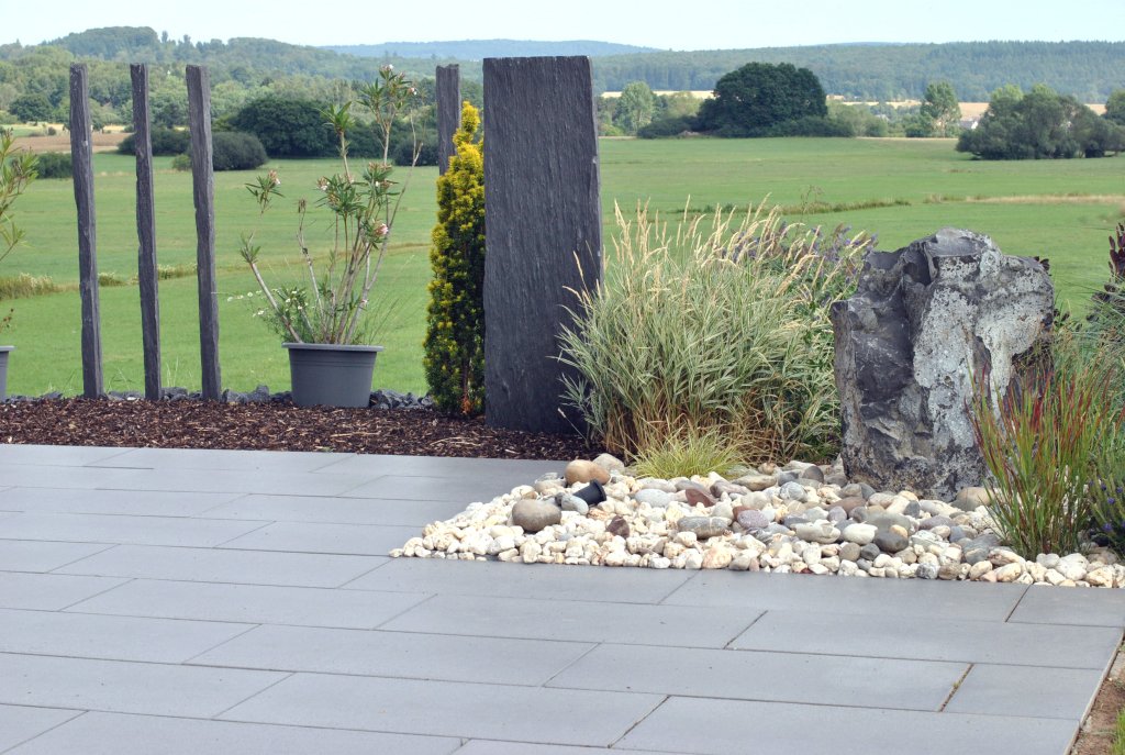 Terrasse_Stelen_Landschaft