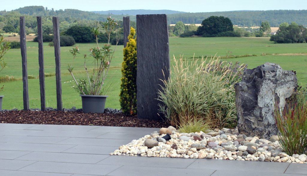 Terrasse_Stelen_Landschaft_Super_Ausschnitt