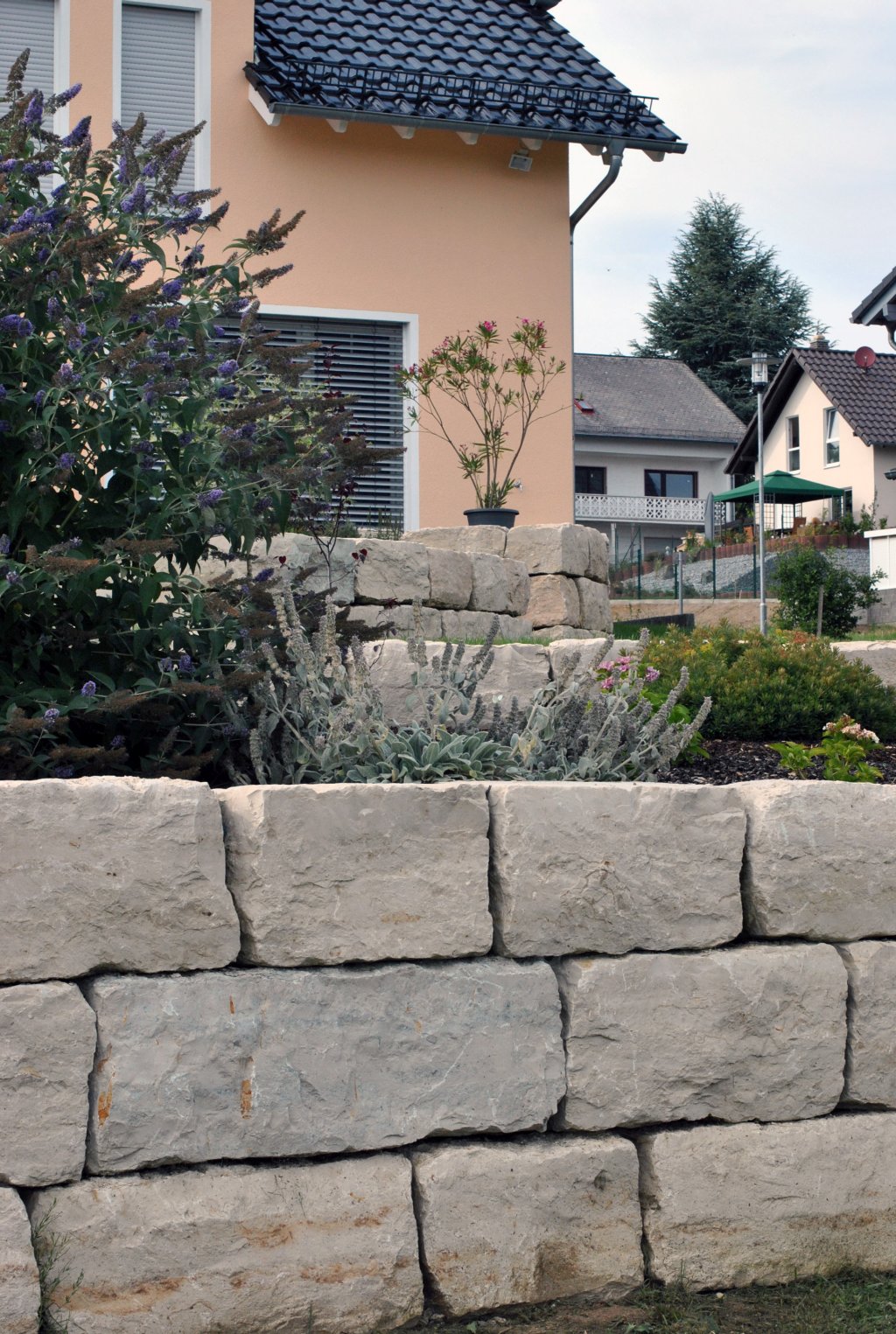 Trockenmauer_Haushintergrund_und fremde Haeuser