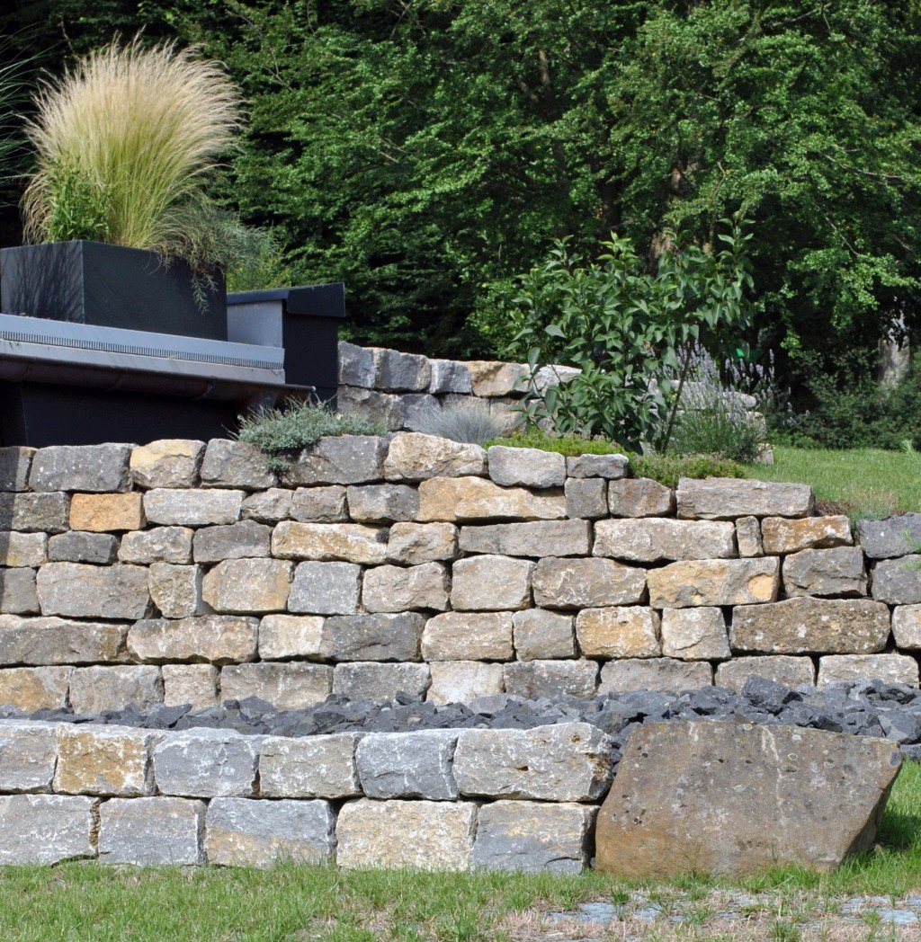 Zipp_Trockenmauer_terrassiert